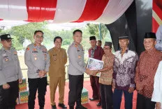 Pererat Sinergitas, Kapolres Muba Kunjungi Polsek Lais dan Bagikan Sembako kepada Warga
