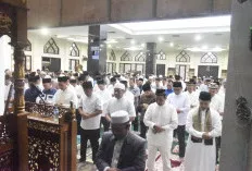 Gubernur Herman Deru dan Wagub  Sholat Isya dan Tarawih Berjemaah di Masjid As-Sa'adah Mapolda Sumsel