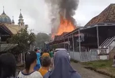 Astaga, Kebakaran Hanguskan 2 Rumah di Sindang Marga Sungai Keruh, 3 Motor Ikut Terbakar