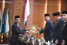 Wagub Cik Ujang Simak Laporan Pembahasan Pansus DPRD Terhadap LKPJ Gubernur TA 2024 