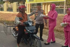 Polsek Batanghari Leko Bagi-bagi Takjil 