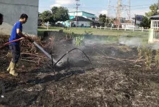Petugas Damkar Sanga Desa Padamkan Api di Belakang Musholla