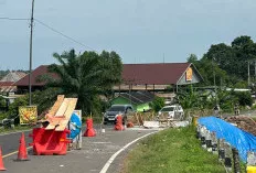 Longsor di Pangkal Jembatan Teluk Lais Mulai Diperbaiki, Warga Minta Penanganan Cepat