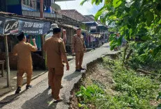 Camat Sanga Desa Tinjau Jalan Putus Akibat Longsor di Ngulak 1