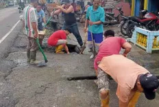 Jaga Kesehatan Lingkungan, Warga Gotong Royong Bersihkan Saluran Air 