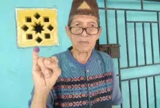 Tidak Mau Terkena Antrian, Lansia di TPS Kelurahan Ngulak Datang Lebih Pagi