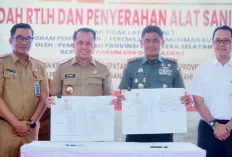 Pj Gubernur Sumsel Agus Fatoni Serahkan Kunci dan Rumah Baru Gerakan Bedah Rumah Serentak se-Sumsel