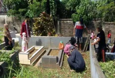 Hari Pertama Lebaran, Banyak Ziarah ke Kuburan, Gimana Hukumnya?