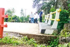 Jembatan Urip Nyaris Ambruk, Pj Bupati Apriyadi Perintahkan Langsung Perbaiki 