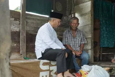 Sekda Muba Bawa Daging Kurban, Door to Door Bagikan ke Rumah Warga 