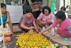 Hindari Kerusakan Buah, Pedagang Terpaksa Harus Menurunkan Harga 