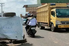 Hindari Lakalantas, Warga Tutupi Lubang di Jalinteng Babat Toman, Disebut “Lubang Neraka Jahanam”