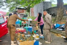 Satpol PP OKI Sterilkan Taman Segitiga Emas Kayuagung, PKL Diminta Pindah Demi Adipura 2025