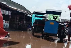 Pedagang Keluhkan Banjir yang Kerap Rendam Pasar Tanjung Raja