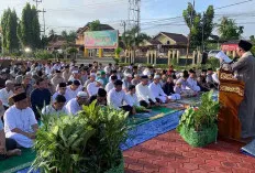 Pj Gubernur Agus Fatoni dan Keluarga Salat Ied di Halaman Griya Agung