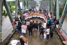 Desak Pembangunan Dilanjutkan, Warga Gelar Aksi Damai di Jembatan Lalan
