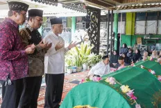 Ketua FORPESS Muba Tutup Usia, Sekda Apriyadi Salat dan Antar Jenazah ke Pemakaman