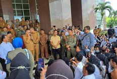 Halaman Kantor Pemkot Prabumulih Digeruduk PHL