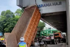 Astaga! Bak Truk Tersangkut dibawah Stasiun LRT Asrama Haji Palembang