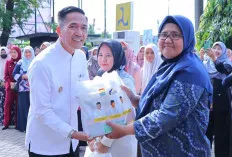 Pj Wali Kota Berikan Bingkisan Sembako dan THR untuk PHL 