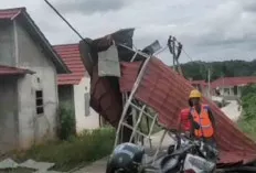 Kasian Banget, Puluhan Rumah Ambruk Usai Diterjang Angin Puting Beliung