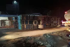Akibat Jalan Rusak, Truck Bermuatan Pakan Ikan Terguling di Jalinteng Sanga Desa Muba, Kasihan Supirnya