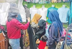 Jelang Lebaran, Warga Mulai Berburu Baju Baru 
