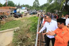 Respon Cepat Musibah Banjir, Wagub Sumsel Salurkan Bantuan Sembako di Desa Sukamenang
