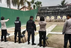 Polwan Polda Sumsel Asah Kemampuan Latihan Menembak