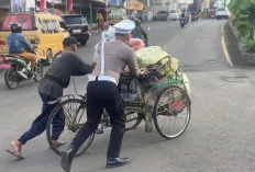  Aksi Anggota Satlantas Bantu Tukang Becak Tuai Simpati Warga