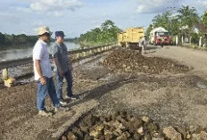  Pemerintah Kecamatan Babat Toman Tanggap Perbaiki Jalan Berlobang di Desa Sugiwaras  
