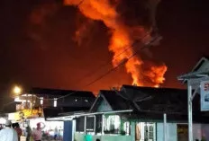 Kebakaran Hebat Landa Gudang di Babat Toman, Kerugian Ditaksir Mencapai Satu Miliar Rupiah