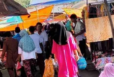 Jelang Lebaran Idul Fitri 1445 H, Pasar Kalangan Dipadati Pengunjung 