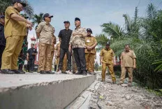 Pj Bupati Apriyadi Buat Mulus Jalan yang Hubungkan Tiga Desa di Tungkal Jaya