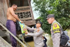 Turun Langsung, Kapolsek Sungai Keruh Tinjau Banjir dan Serahkan Bantuan kepada Warga Terdampak 