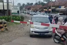 Bandel, Masih Ada Saja Supir Terobos Antrian Pintu Perlintasan Kereta Api