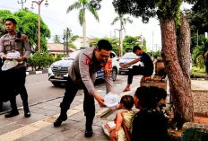 Jelang Buka Puasa, Kapolres dan Kasat Lantas Muba Sambangi Masyarakat Bagikan Takjil
