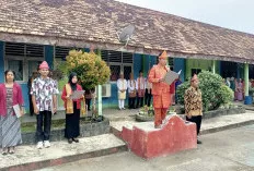 SMA Negeri 1 Sanga Desa Peringati Hardiknas 2025 dengan Penuh Khidmat, Guru dan Siswa Kompak Kenakan Baju Adat