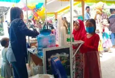Pedagang Manfaatkan Momen Keramaian, Sehari Laku Puluhan Cup 