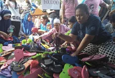 Cuma Rp 5 Ribu, Sandal Murah Jadi Incaran Warga di Pasar Kalangan