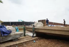  Material Jembatan Gantung Desa Kuala Dua Belas OKI Berhasil Didistribusikan Lewat Jalur Air
