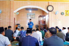 Pj Bupati Sandi Safari Jumat ke Masjid Baitussholihin Desa Senawar Jaya