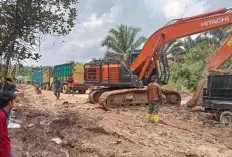 Pemdes Keban 1 bersama Masyarakat dan Perusahaan Perbaiki Jalan Rusak 
