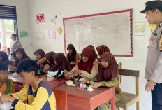 Polsek Muara Lakitan Bagikan Makanan Sehat dan Bergizi untuk Murid SD