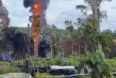 Tim Mulai Lakukan Langkah Awal Memadamkan Api Sumur Minyak Ilegal, Bersihkan Minyak Mentah
