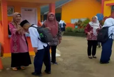 Rutin Setiap Pagi, Para Siswa Disambut oleh Guru