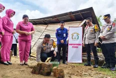 Berikan Bantuan Kepada Warga Kurang Mampu, Polres Prabumulih Lakukan Bedah Rumah 