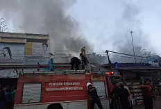 Geger, Areal Rumah Toko Pasar Sungai Lilin Terjadi Kebakaran, Tim Pemadam Berjibaku Padamkan Api 