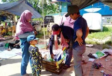 Cara Unik Pedagang Ini Lepaskan Anak Kecanduan Gadget, Tawarkan Gamelan Mini   