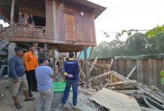 Dinding Penahan Sungai Bergeser, Dua Rumah Warga di Lais Muba Ambrol Akibat Longsor